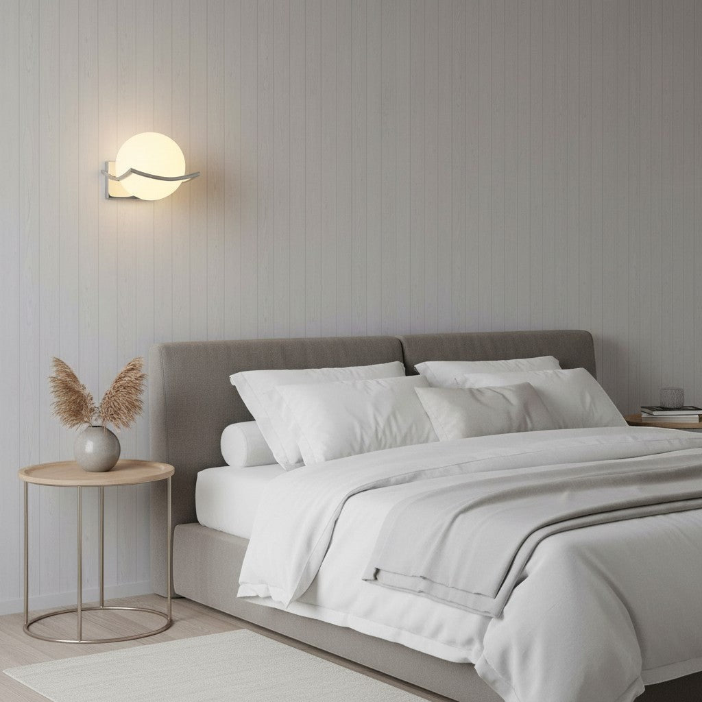 Applique murale goodlampe moderne en fer avec abat-jour sphérique blanc diffusant, finition chromée.