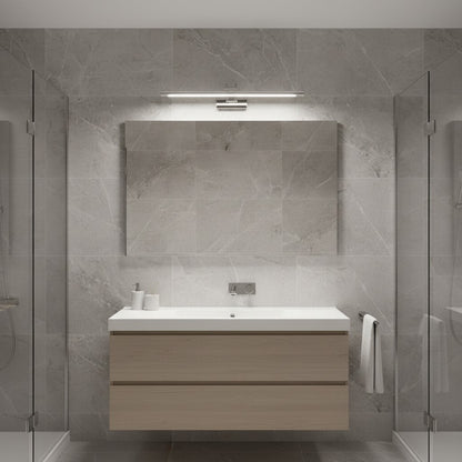 Applique murale LED goodlampe en chrome installée au-dessus d'un miroir dans une salle de bain moderne en marbre gris