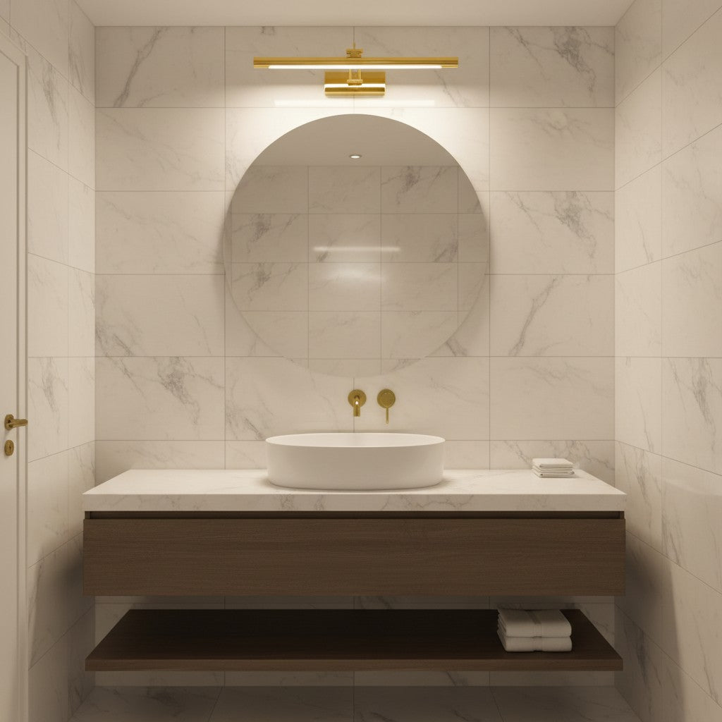 Applique miroir salle de bain LED dorée goodlampe moderne installée au-dessus d'un miroir rond dans une salle de bain