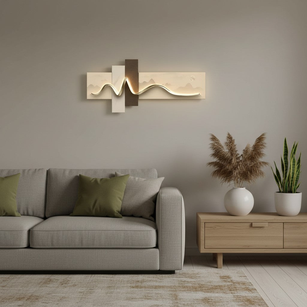 Applique murale goodlampe Aube en bois avec éclairage LED rétroéclairé au design moderne abstrait au-dessus d'un canapé