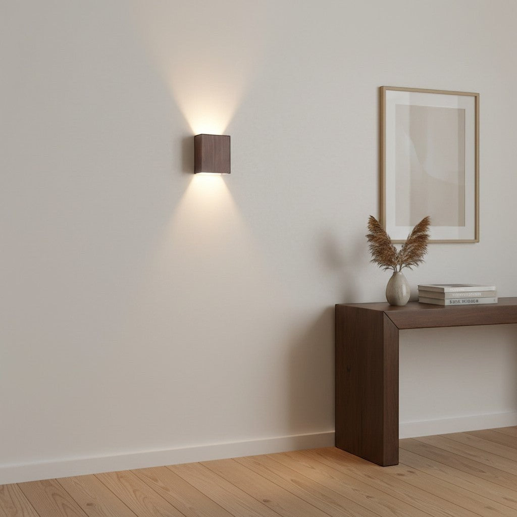 Applique murale carrée en bois de noyer, style nordique, éclairage haut et bas, par goodlampe.