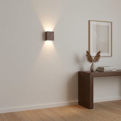 Applique murale carrée en bois de noyer, style nordique, éclairage haut et bas, par goodlampe.