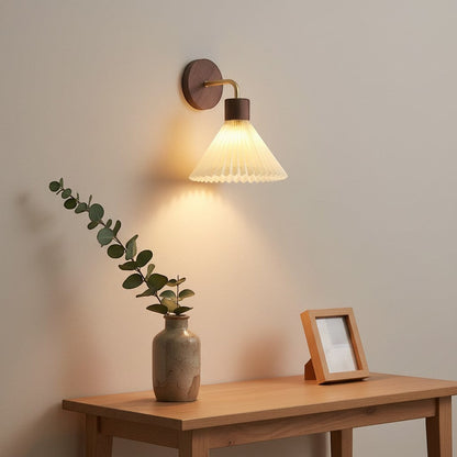 Applique murale goodlampe en bois avec abat-jour plissé en tissu blanc, style nordique moderne.