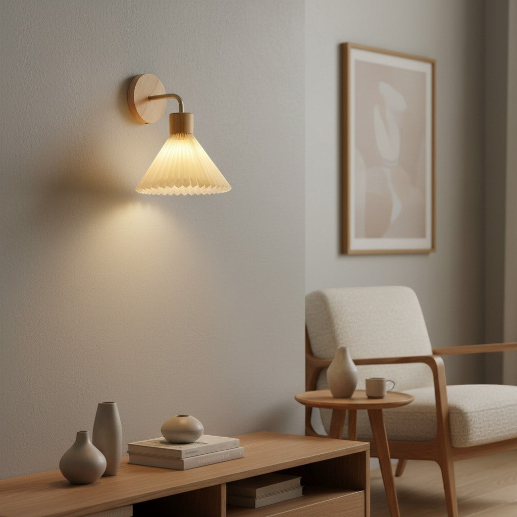 Applique murale goodlampe en bois clair avec abat-jour plissé en tissu blanc, style nordique moderne.