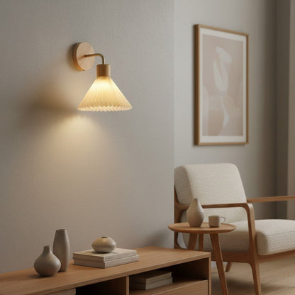 Applique murale goodlampe en bois clair avec abat-jour plissé en tissu blanc, style nordique moderne.