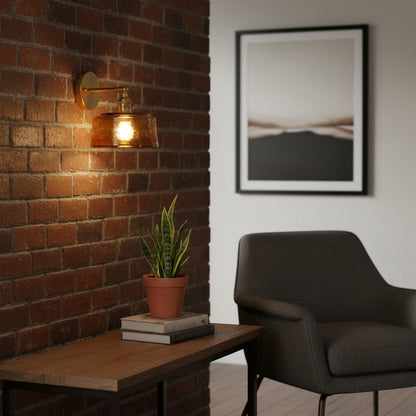 Applique murale goodlampe en laiton avec abat-jour en verre ambré texturé installée sur un mur en briques rouges