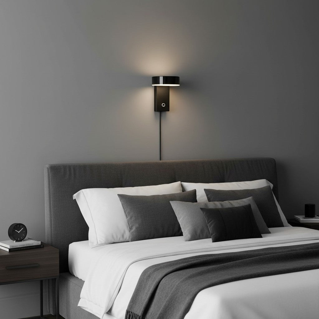 Applique murale LED noire rotative 5W de goodlampe, design moderne en aluminium, éclairage vers le bas pour salon ou chambre.