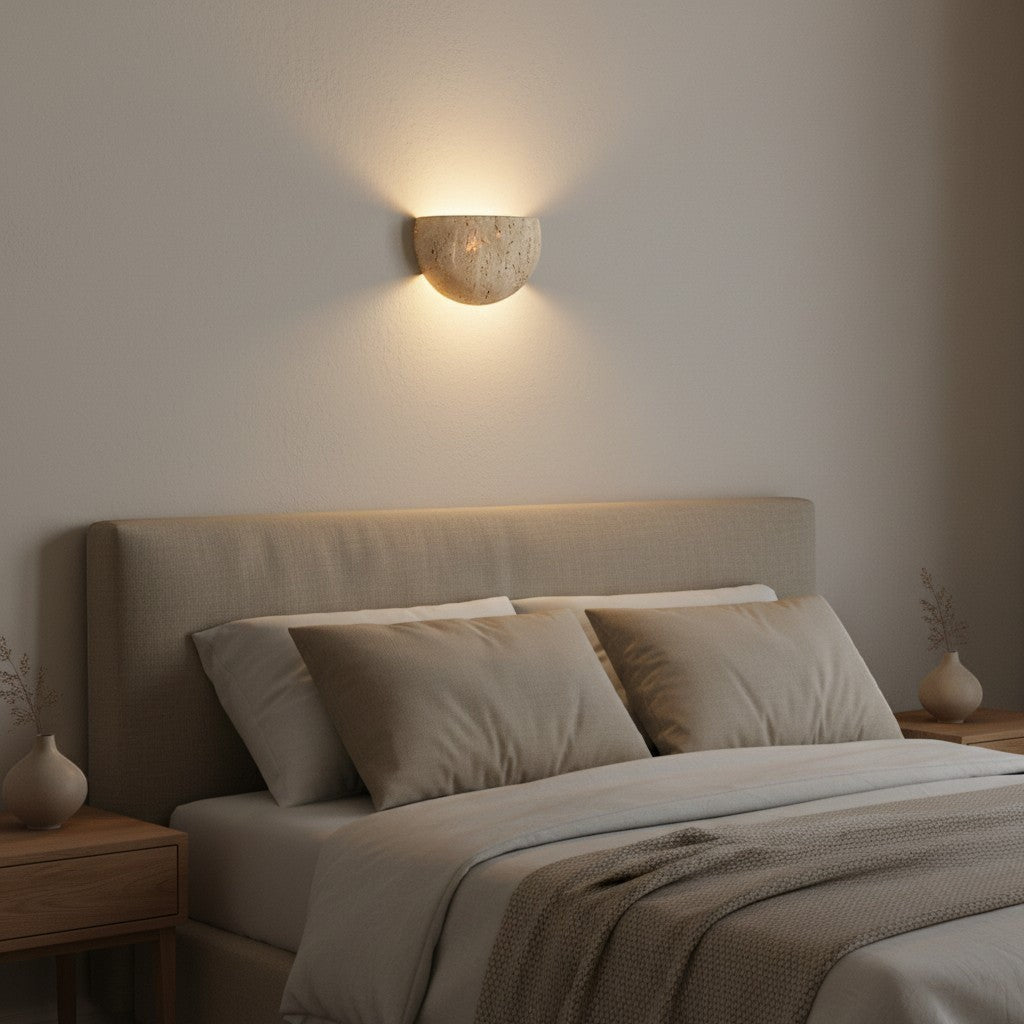 goodlampe applique murale en pierre beige style Wabi-Sabi avec une finition texturée et une forme semi-circulaire.