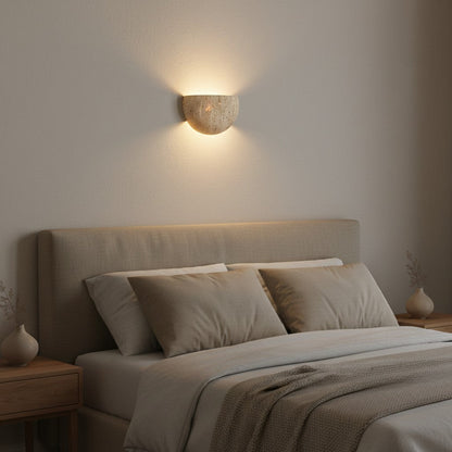 goodlampe applique murale en pierre beige style Wabi-Sabi avec une finition texturée et une forme semi-circulaire.