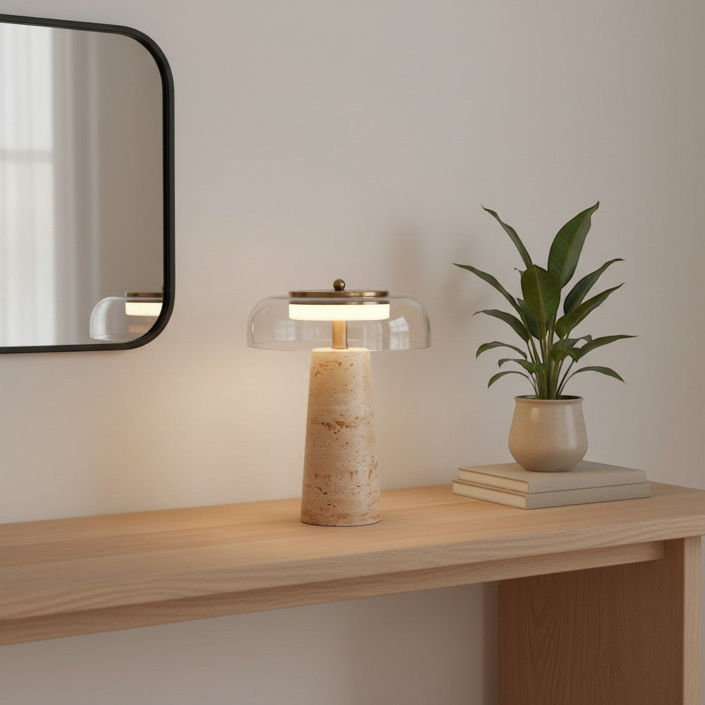 Lampe de table champignon goodlampe en travertin jaune avec abat-jour en verre transparent et finition laiton.