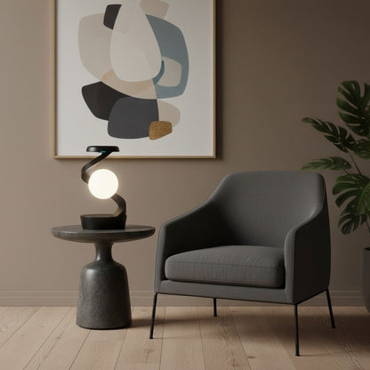 Lampe de table rotative goodlampe noire avec ampoule LED flottante et chargeur sans fil intégré.