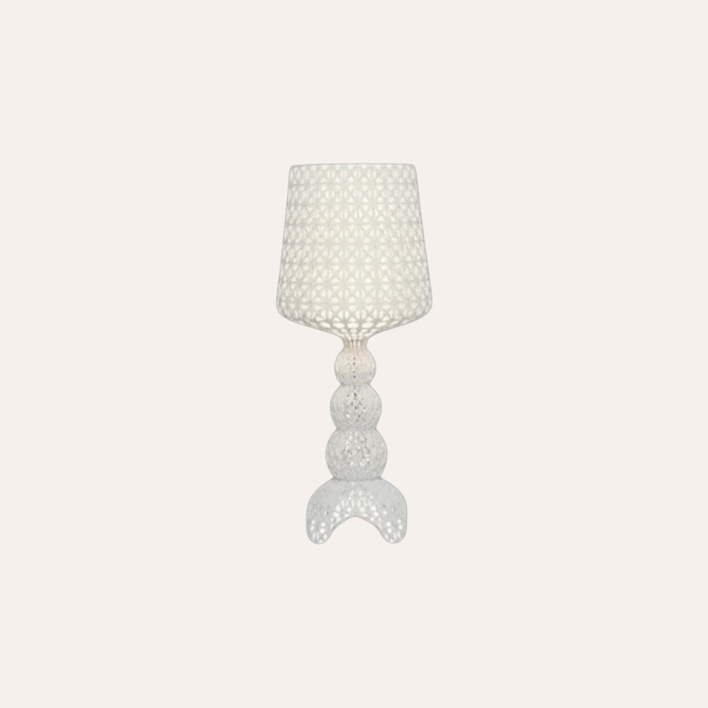 Lampe de table goodlampe en acrylique blanc, design moderne avec abat-jour ajouré et pied sculpté en boules superposées.