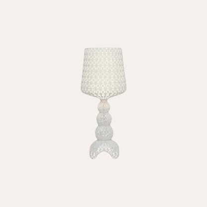 Lampe de table goodlampe en acrylique blanc, design moderne avec abat-jour ajouré et pied sculpté en boules superposées.