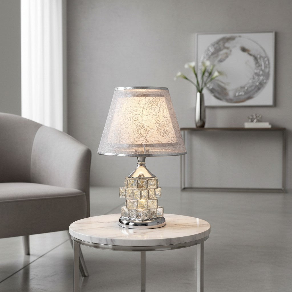Lampe de table goodlampe en cristal argenté avec abat-jour décoré de motifs floraux, idéale pour mariage ou décoration de luxe.