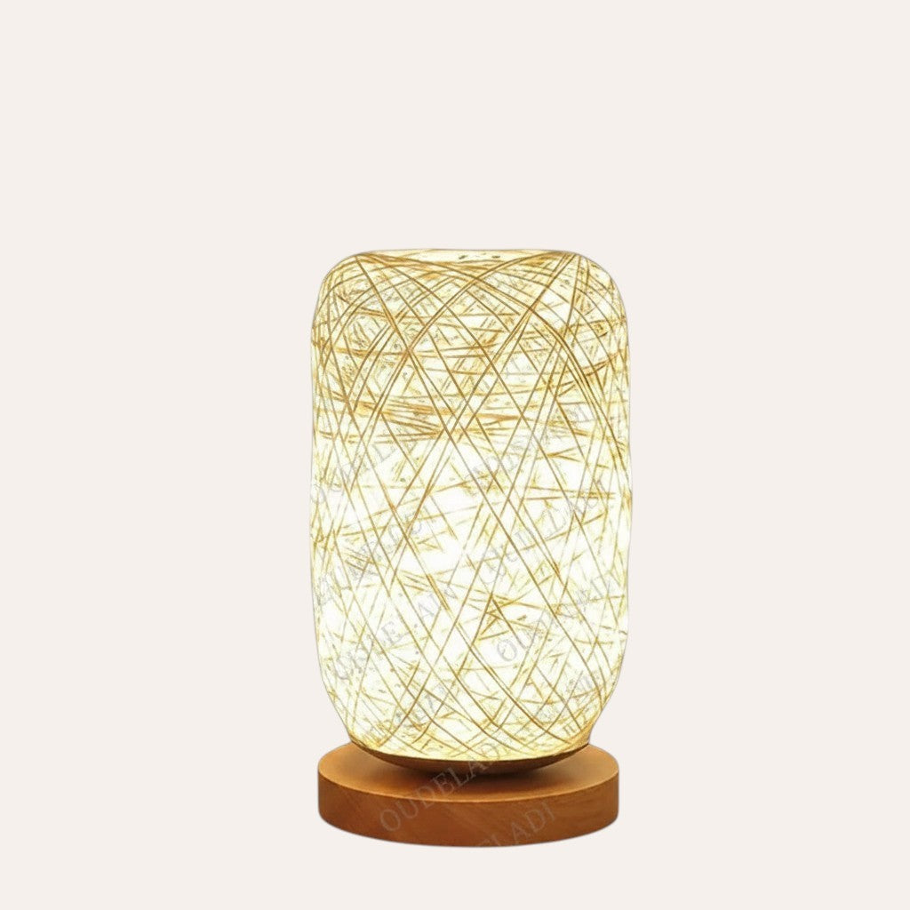 Lampe de table goodlampe en rotin et ficelle, abat-jour cylindrique beige, base en bois, éclairage chaleureux.