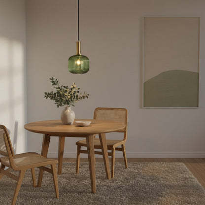 Suspension goodlampe en verre fumé vert de forme cubique arrondie au-dessus d'une table à manger en bois clair